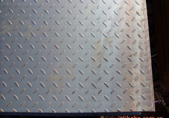 St37 ASTM A36 Checker Steel Plate 10mm Warna Hitam atau Silver Tebal